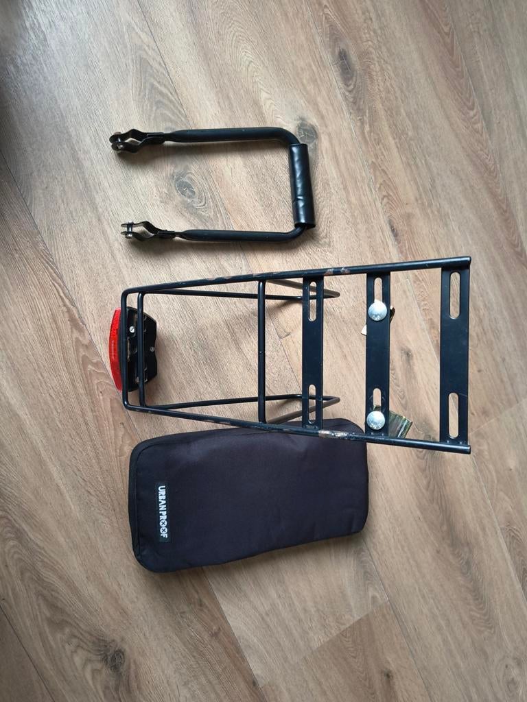 Fietsdrager met kussen en achterlicht, Ophalen, Gebruikt