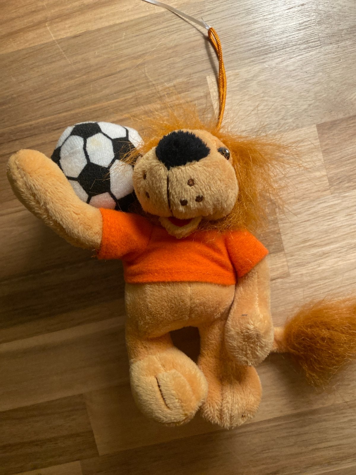 Oranje leeuw knuffel met voetbal - Theo Avia Vintage, Oranje, Gebruikt, Overige merken, Overige karakters
