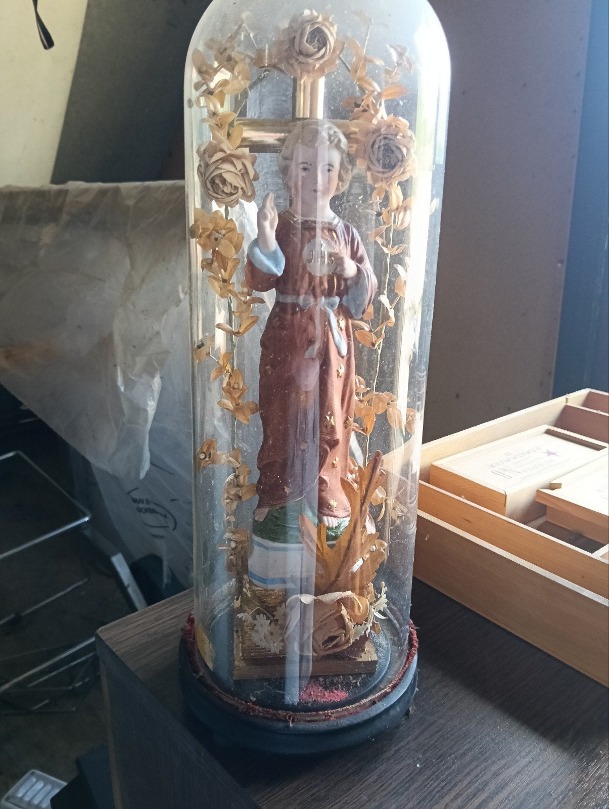 Antiek religieus beeld in glazen stolp, Antiek en Kunst, Antiek | Religie, Ophalen of Verzenden