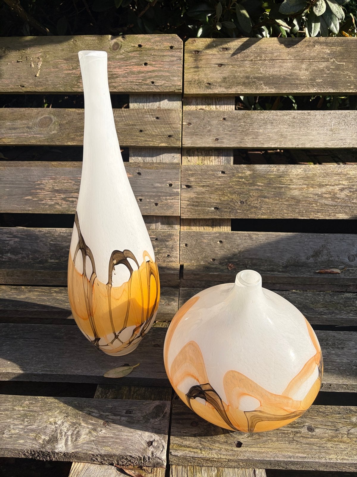 Set van 2 handgeblazen glazen vazen, wit met oranje/zwart, Ophalen of Verzenden