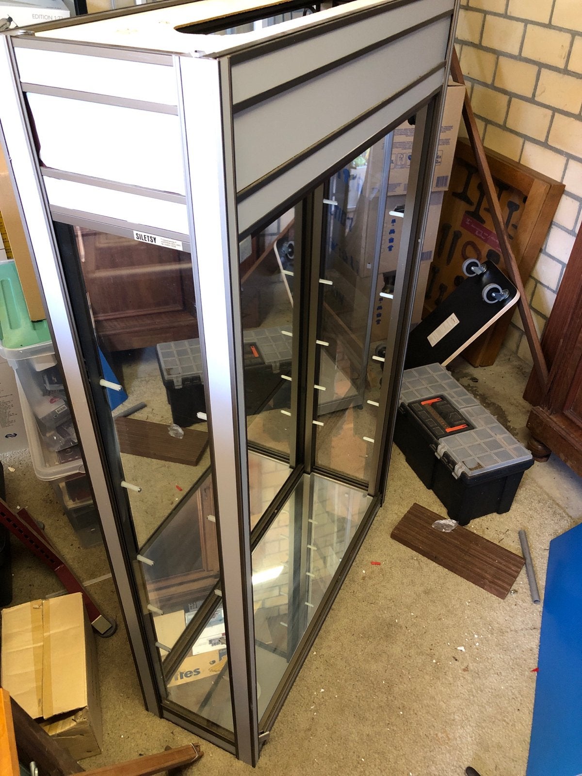 Vitrinekast Siletsy met glazen achterwand en deur, Ophalen, Gebruikt, 100 tot 150 cm, 50 tot 100 cm