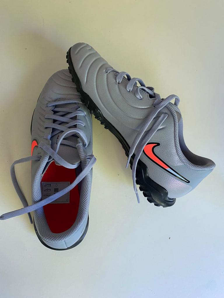 Grijs / licht paarse voetbalschoen/ sportschoen maat 39 nike, Ophalen, Maat XS of kleiner, Schoenen, Zo goed als nieuw