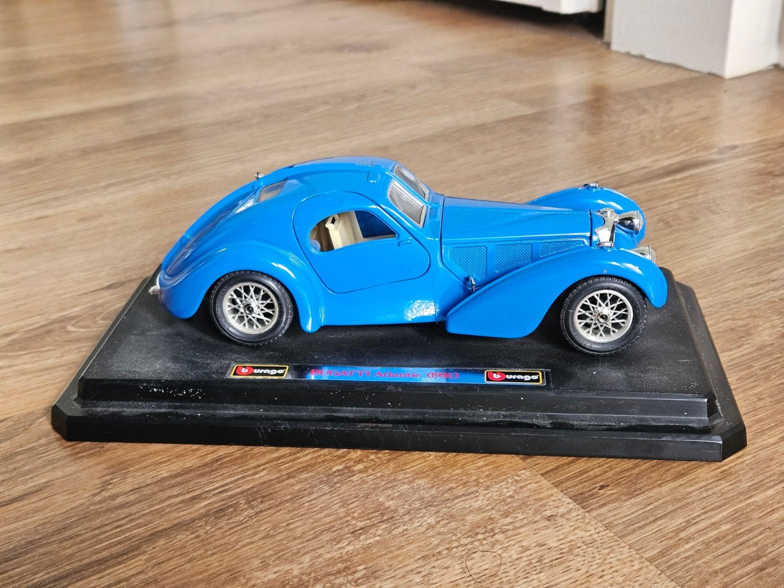 Bugatti Atlantic 1936 Bburago 1/24 Z.G.A.N. modelauto, Ophalen of Verzenden, Zo goed als nieuw, Auto, Bburago