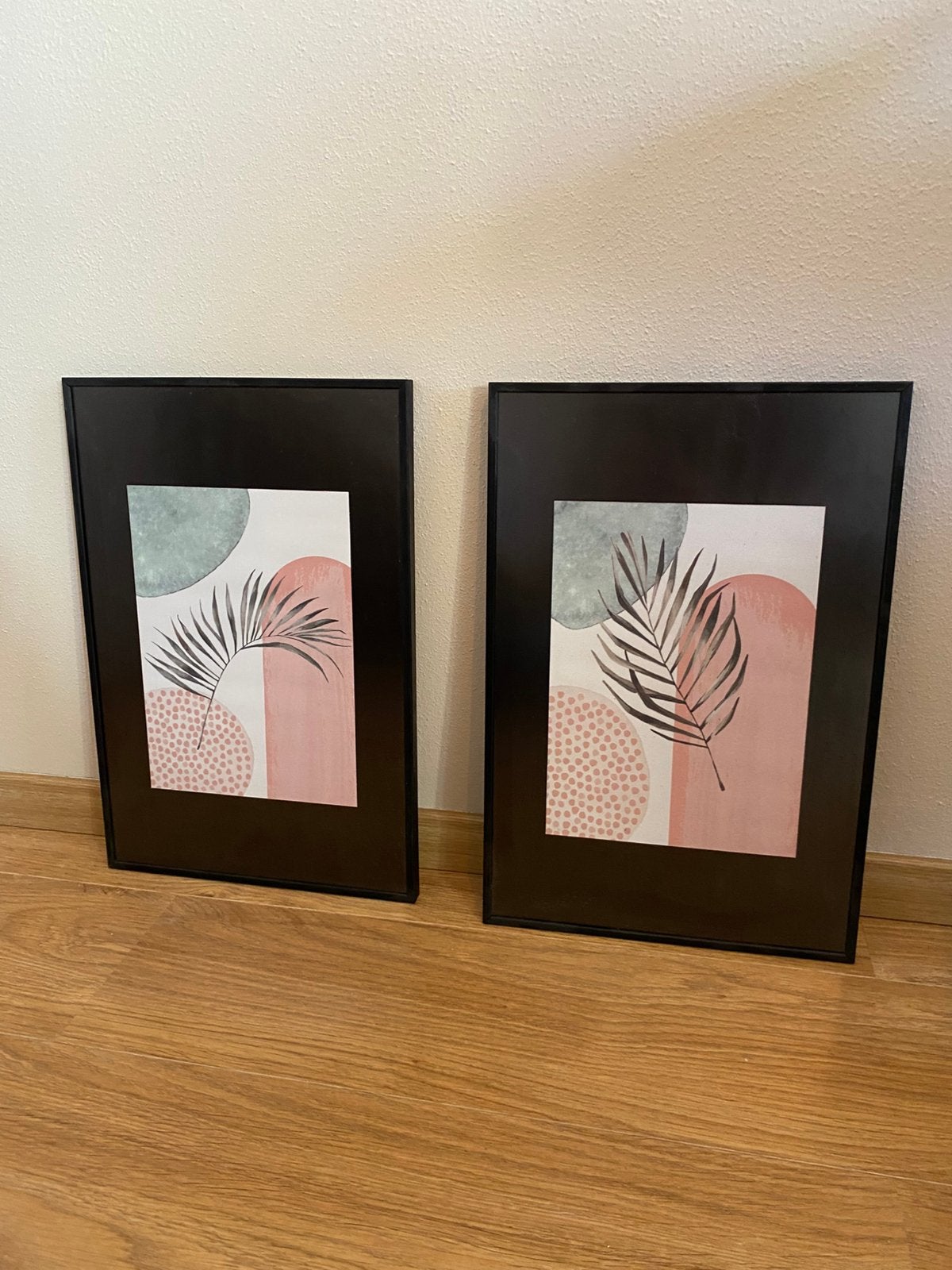 2 moderne zwarte lijsten met print 30 x 45 cm, Ophalen of Verzenden, Zo goed als nieuw, Minder dan 50 cm, Print