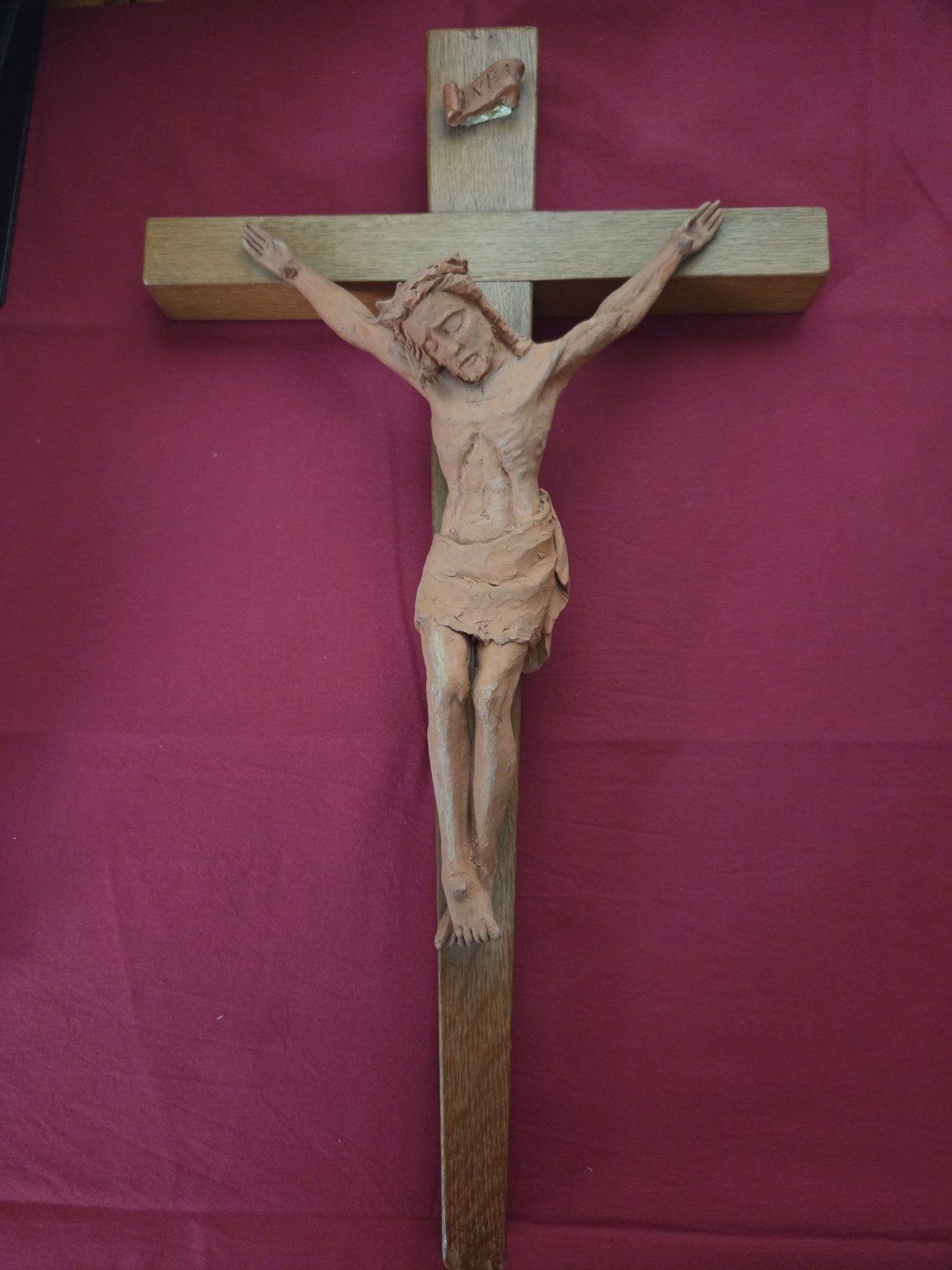 Een eikenhouten kruis met terracotta corpus hoogte 56 cm, Ophalen of Verzenden