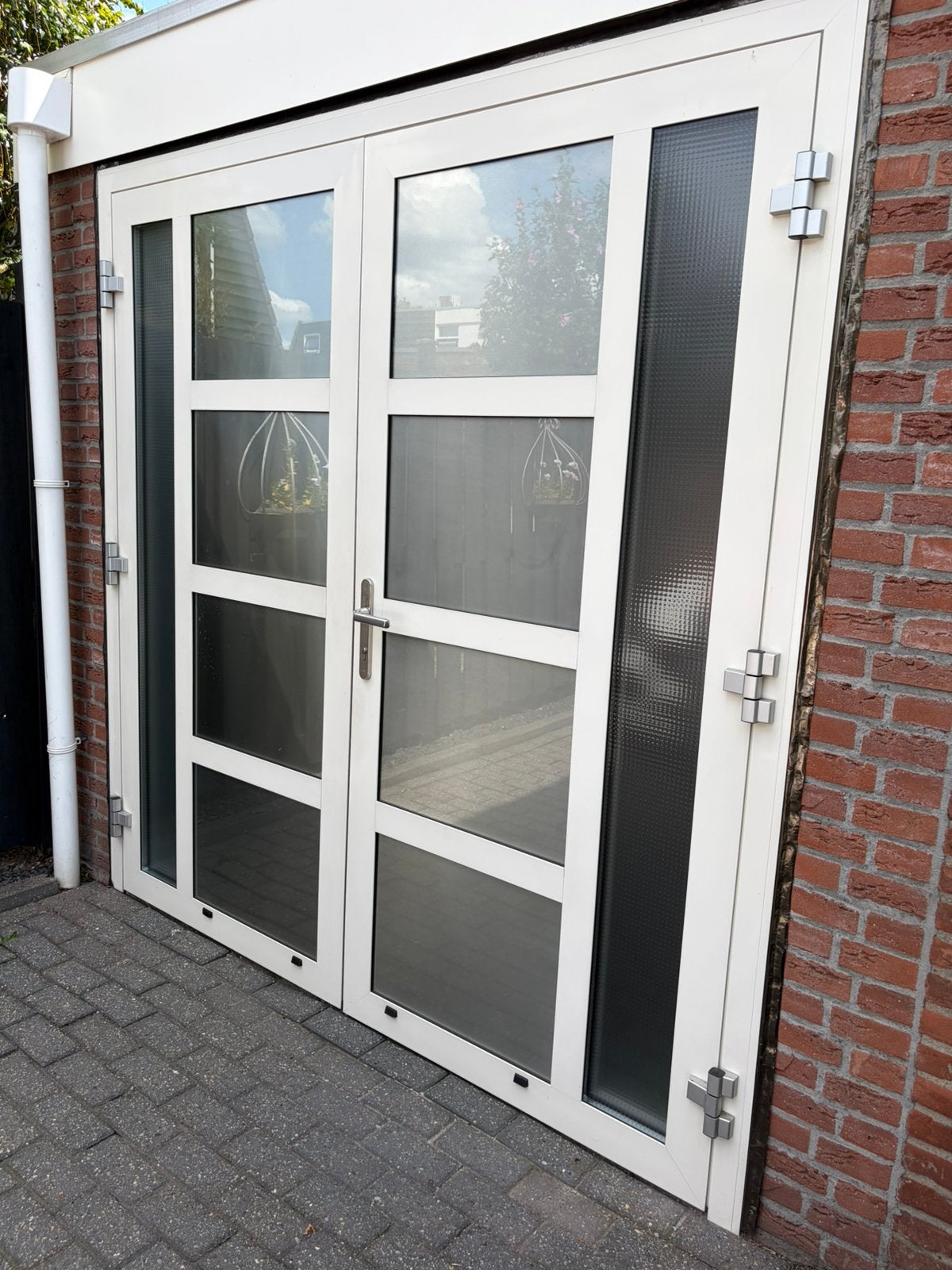 Direct beschikbaar Aluminium kozijn compleet  met 2 deuren, Doe-het-zelf en Verbouw, Kozijnen en Schuifpuien, Ophalen, Gebruikt