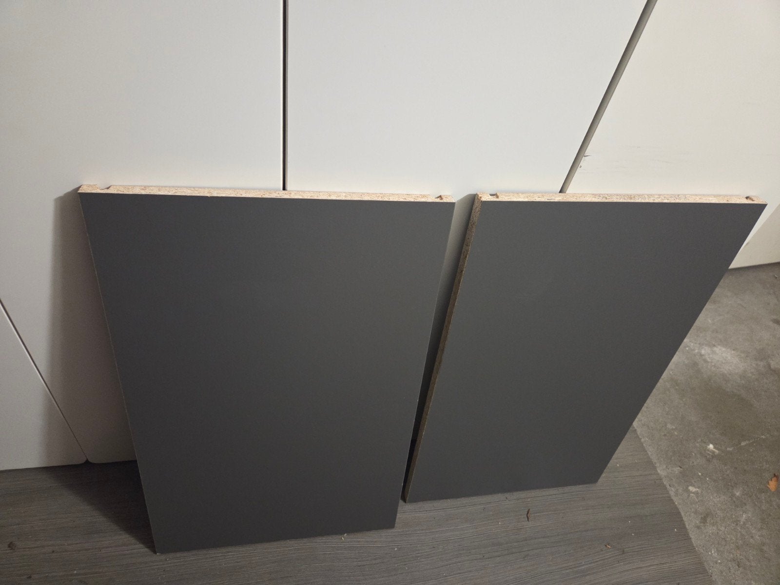 2 grijze Besta planken met bevestiging, Ophalen, Gebruikt