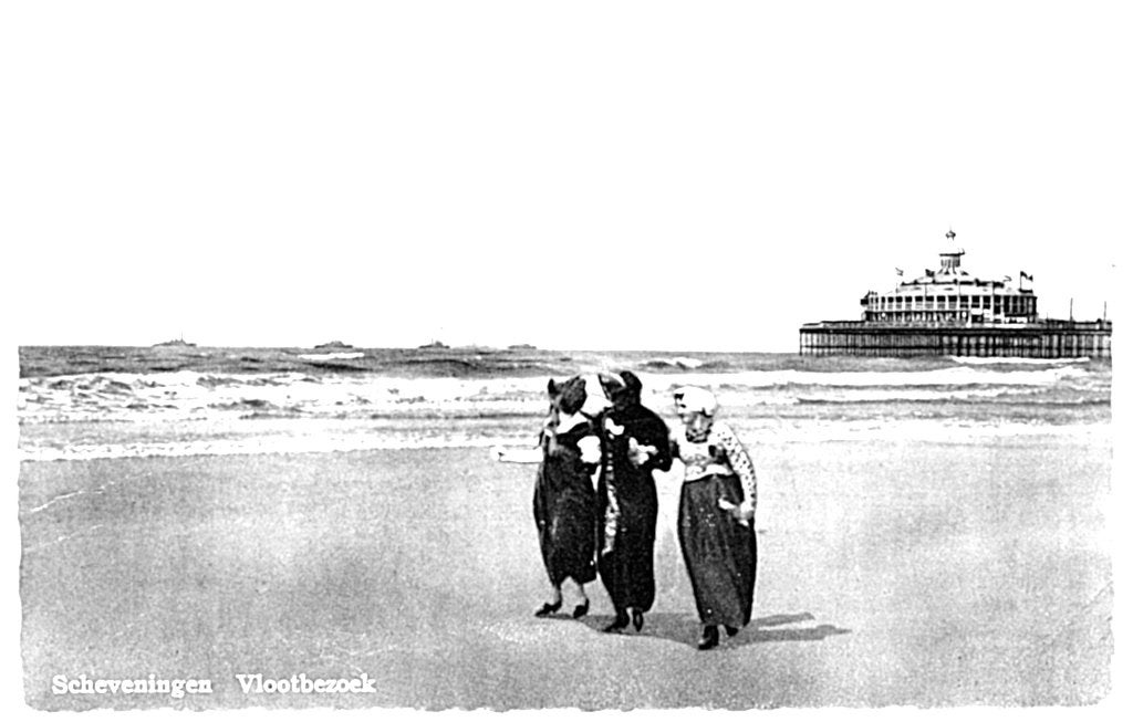969377 Scheveningen Pier Klederdracht Vlootbezoek, Ophalen of Verzenden, 1920 tot 1940, Ongelopen, Zuid-Holland
