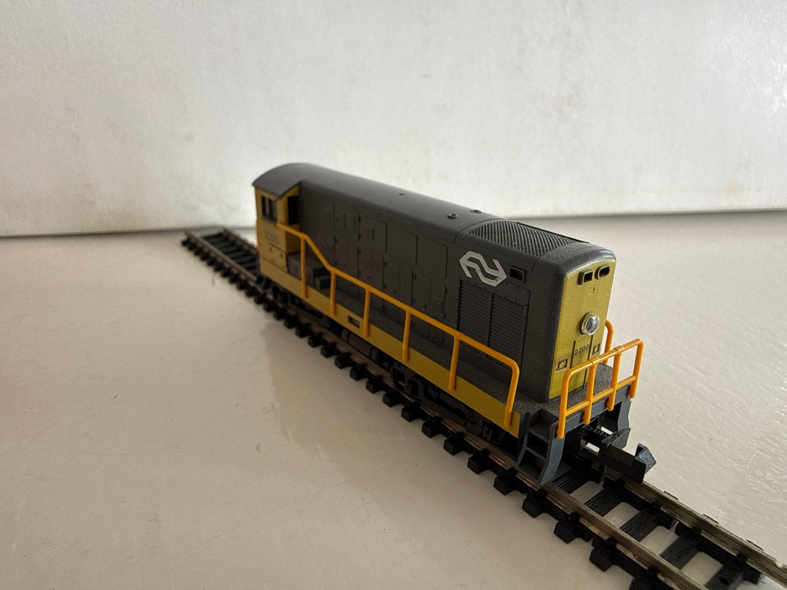 Minitrix NS 2200 locomotief met 2 NS wagons N-spoor, Hobby en Vrije tijd, Gelijkstroom, Trix, Ophalen of Verzenden, NS
