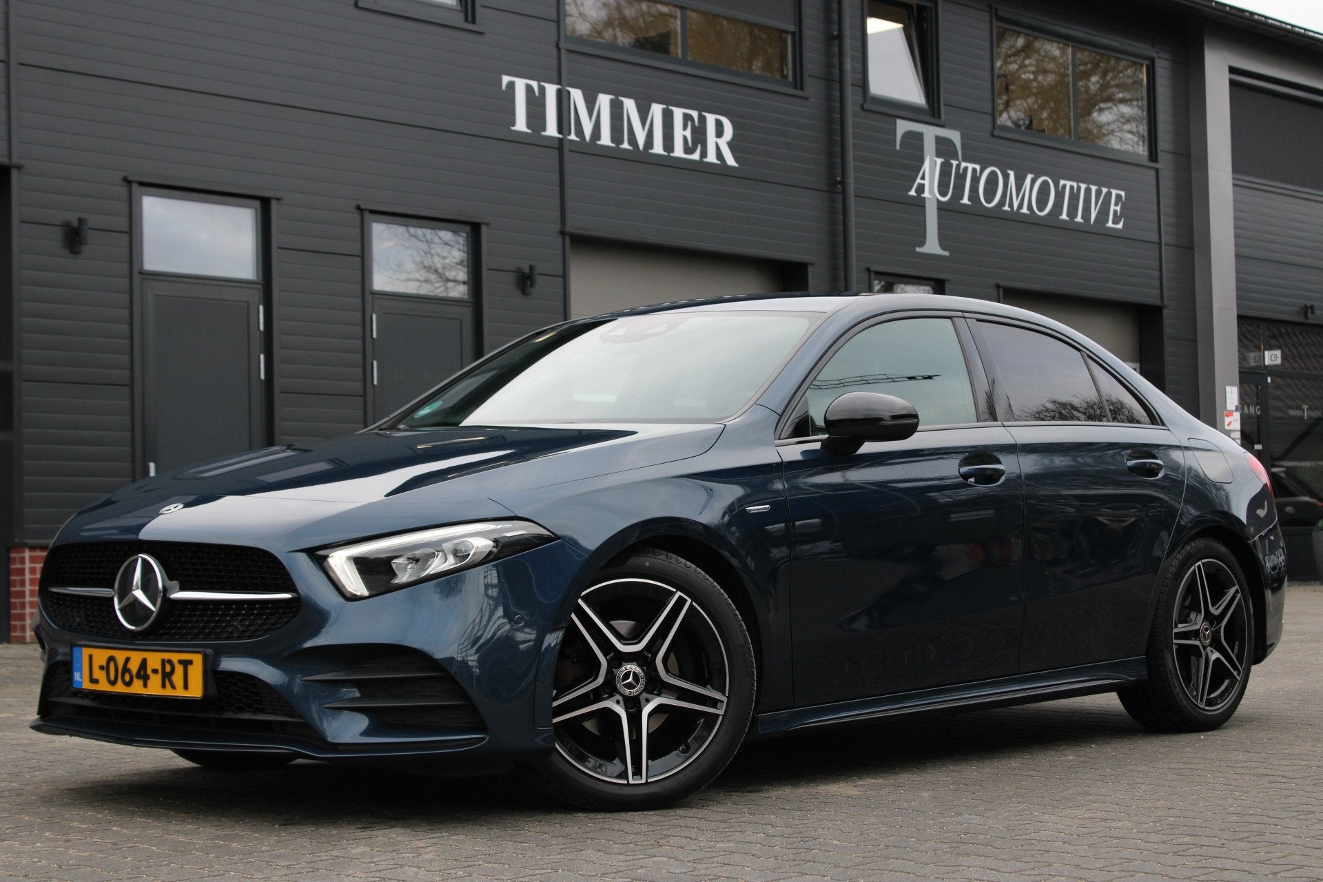 Mercedes-Benz A-Klasse 180 Business Solution AMG Night Editi, Auto's, Dealer onderhouden, 136 pk, 4 cilinders, Blauw