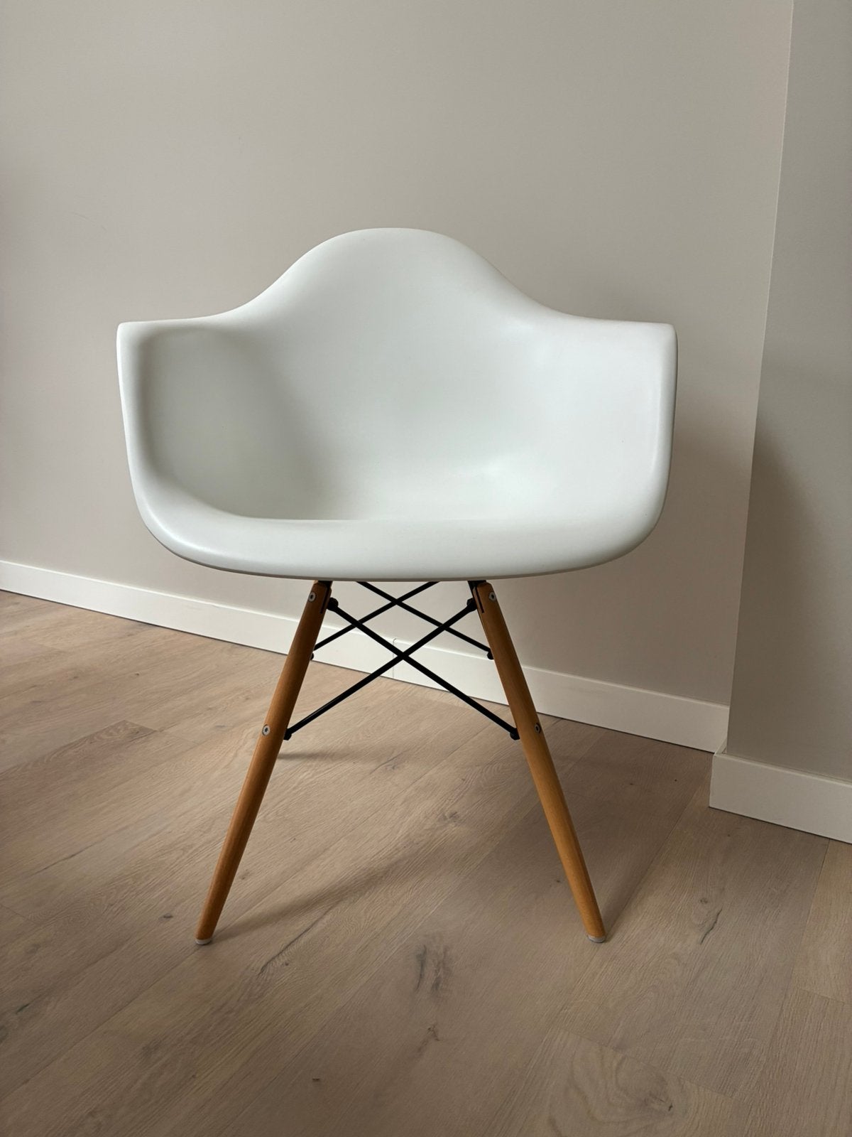 6 witte kuip stoelen - Eames stijl - topstaat, Ophalen of Verzenden, Zo goed als nieuw, Wit