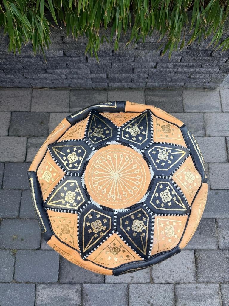 Decoratieve Marokkaanse lederen poef (zwart/beige/goud), Ophalen, Minder dan 50 cm, Rond, Minder dan 50 cm