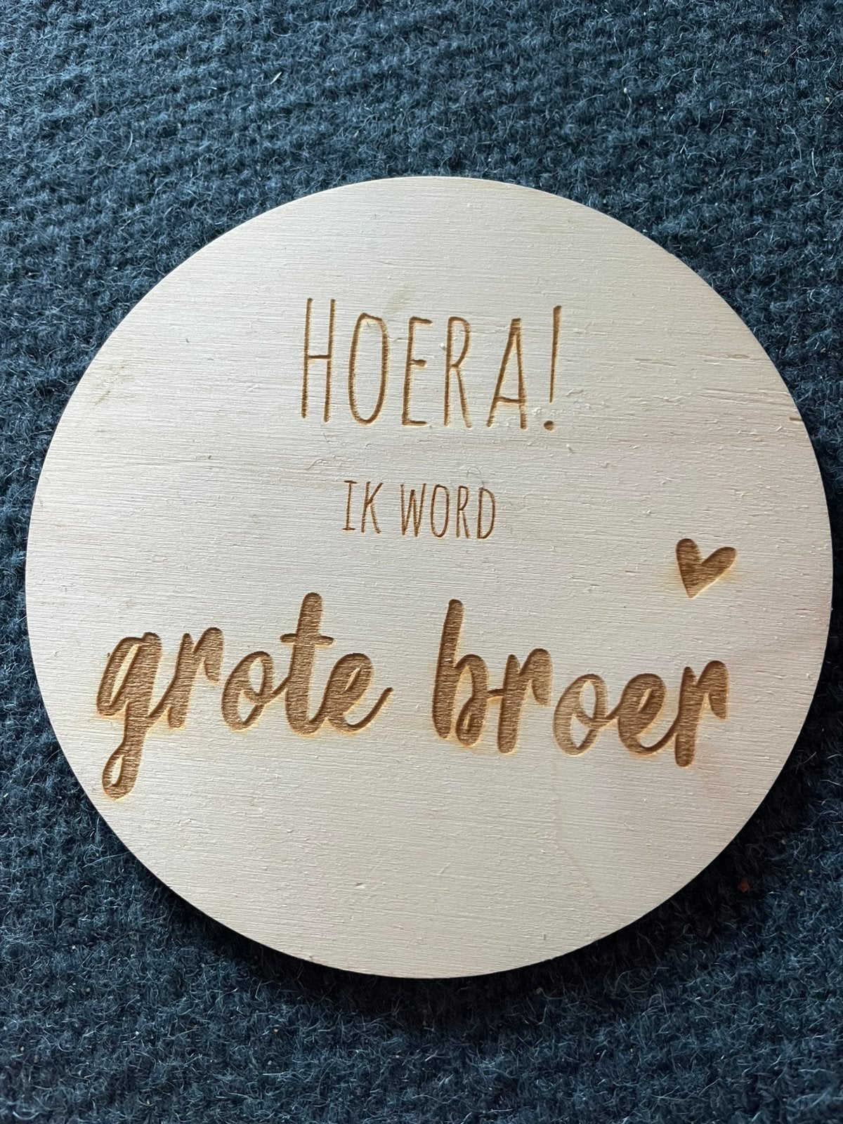 Rond houte bordje met de tekst: hoera! Ik word grote broer, Ophalen of Verzenden, Zo goed als nieuw, Transport