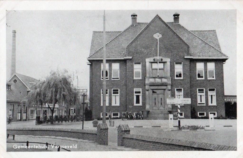 Varsseveld, gezicht op het gemeentehuis. 7419, Ophalen of Verzenden, 1940 tot 1960, Ongelopen, Gelderland