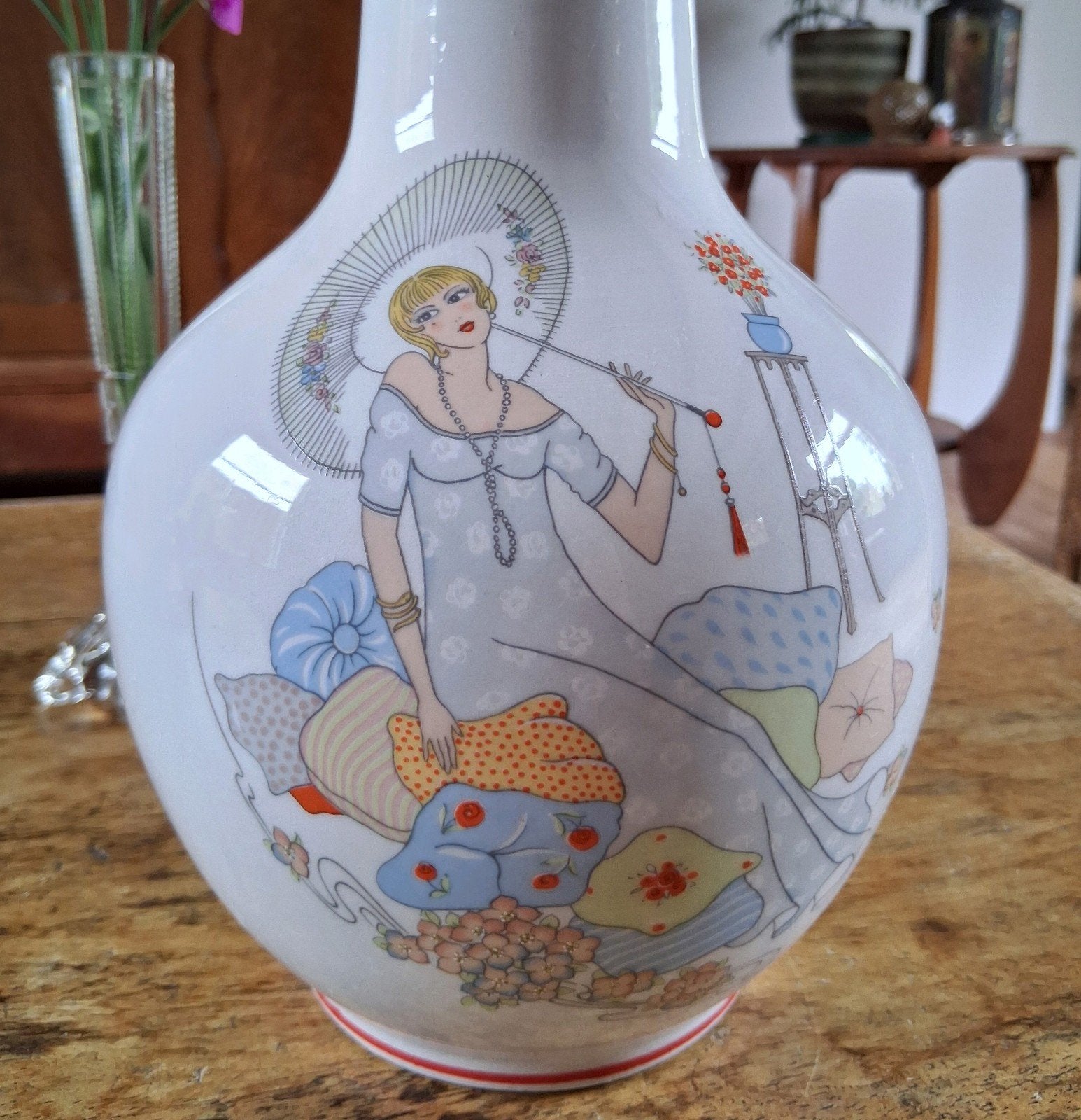 Vintage Art Deco style vaas met Elegante Dame en Bloemen., Wit, Aardewerk of Porselein, Ophalen of Verzenden, Zo goed als nieuw