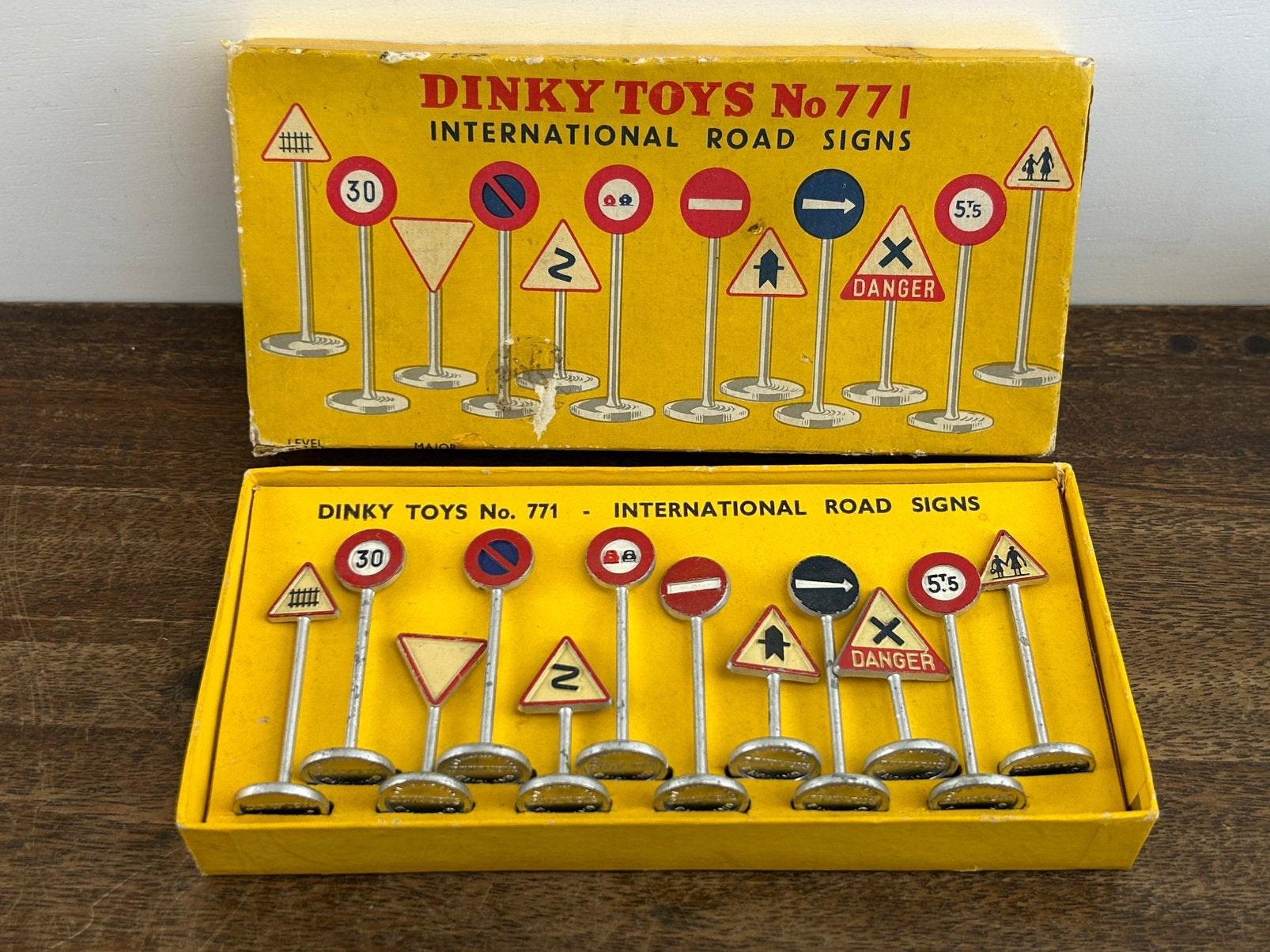 Dinky Toys 771 International Road Signs, Ophalen of Verzenden, Zo goed als nieuw, Overige typen, Dinky Toys