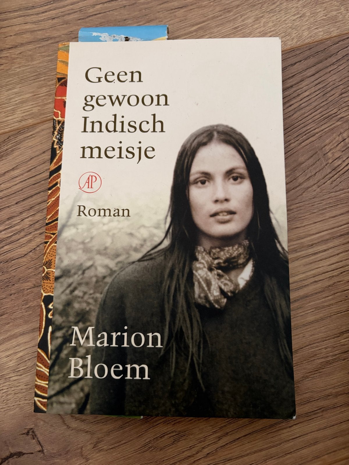 Geen gewoon Indisch meisje - Marion Bloem (Roman), Ophalen of Verzenden, Gelezen, Nederland