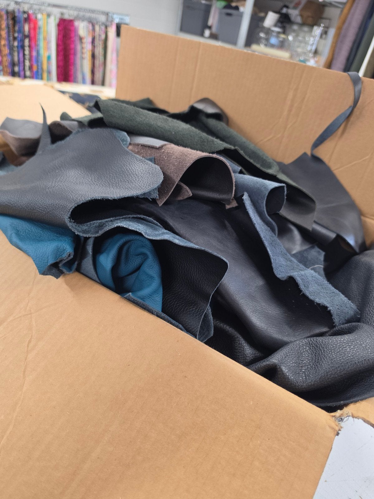 Restanten leer - Diverse kleuren en maten, Ophalen, Gebruikt, Meerkleurig, Leer of Kunstleer