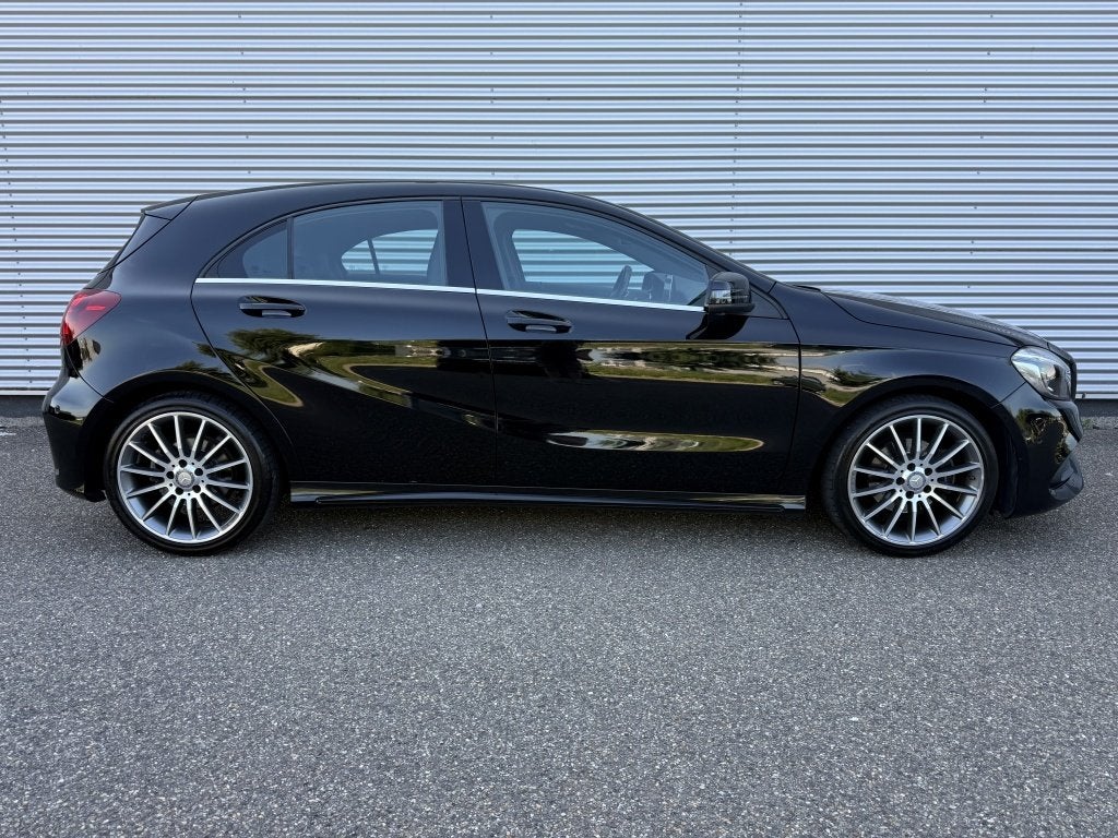 Mercedes-Benz A-Klasse 180 AMG N. Ed. Plus Facelift Automaat, Auto's, Dealer onderhouden, Gebruikt, 4 cilinders, Zwart
