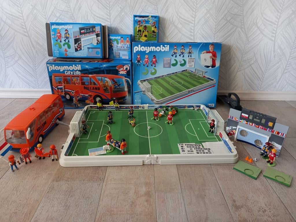 Playmobil voetbalveld met Oranjebus, Kinderen en Baby's, Speelgoed | Playmobil, Ophalen, Zo goed als nieuw, Complete set