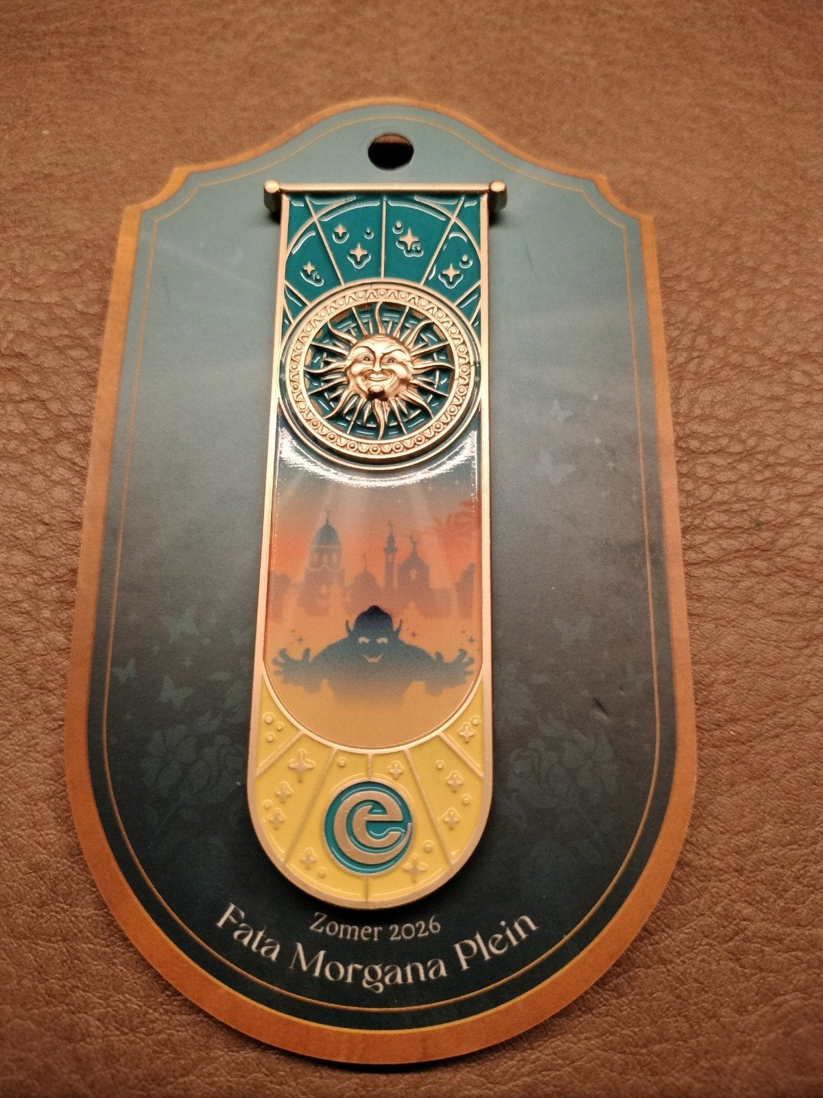 Efteling pin: Zomer 2026 - Fata Morgana Plein, Verzamelen, Verzenden, Nieuw, Button of Speldje
