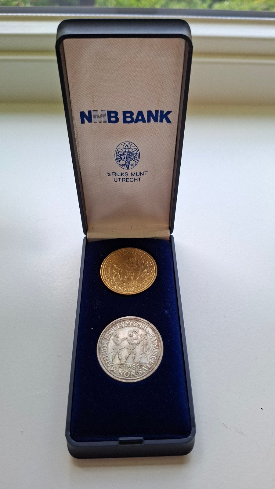 De twee uitgegeven herdenkingspenningen van de moord op Will, Setje, Koningin Beatrix, Goud, Overige waardes