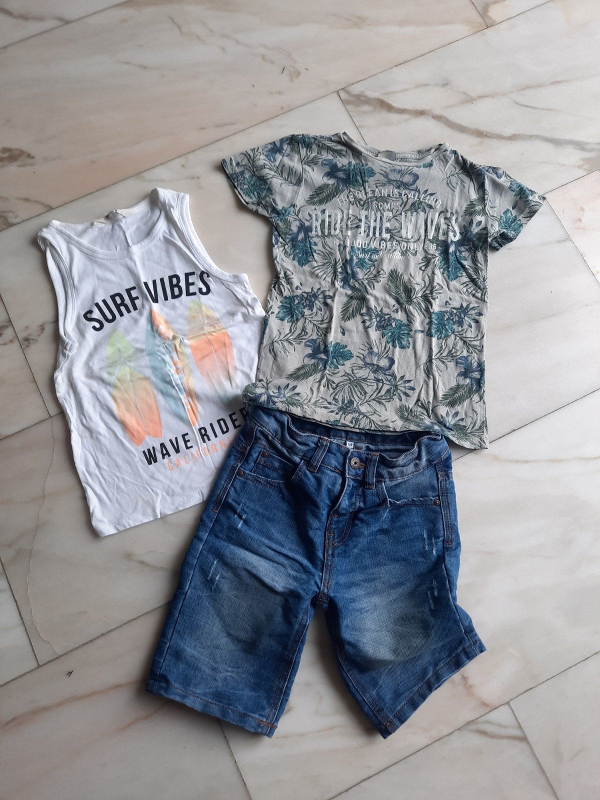 Zomerkleding set: T-shirts en korte spijkerbroek maat 128, Ophalen of Verzenden, Gebruikt, Maat 128