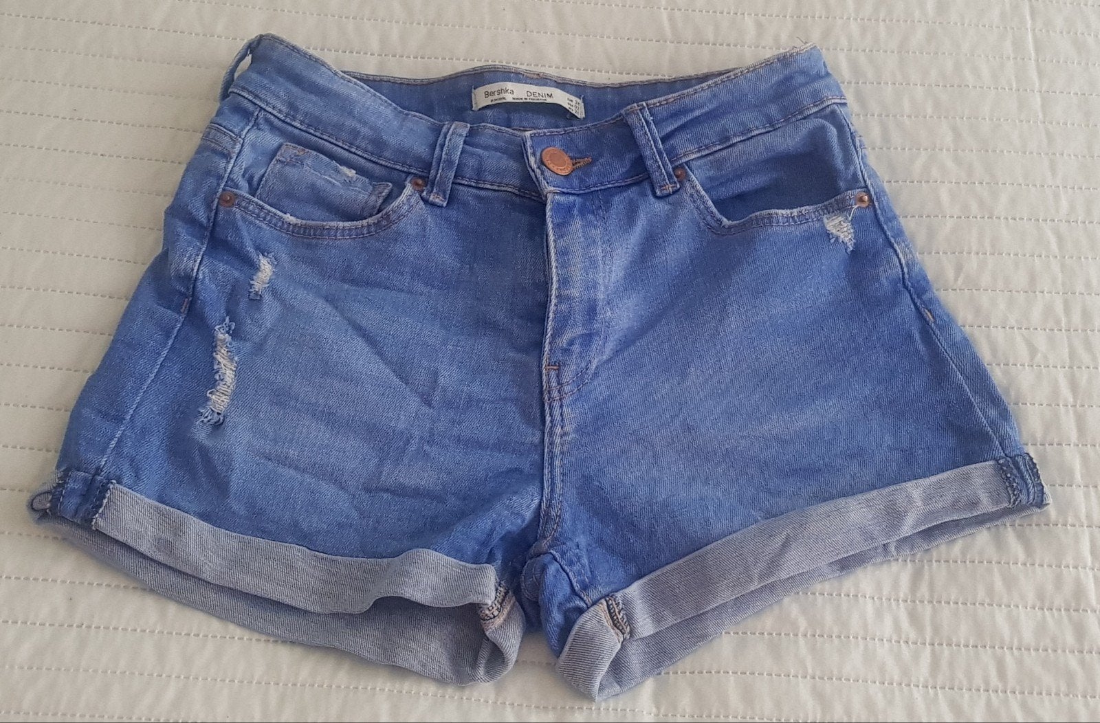 Bershka korte spijkerbroek maat 34 xs blauw short broekje, Bershka, Zo goed als nieuw, W27 (confectie 34) of kleiner, Verzenden