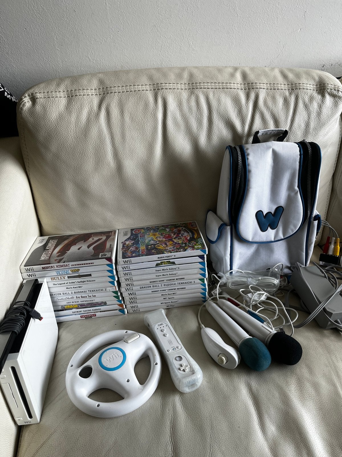 Wii console met controllers, kabels, 2 microfoons, 22 games, Ophalen of Verzenden, Gebruikt, Met 2 controllers, Met games