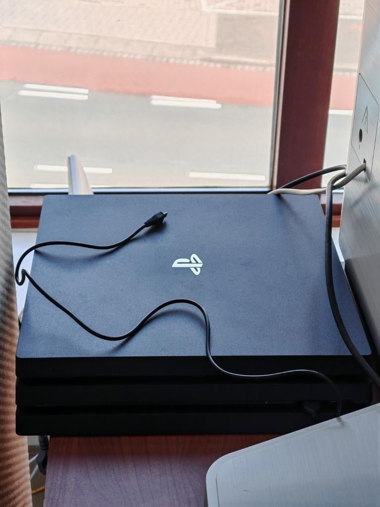 PlayStation 4 Pro 1TB, Spelcomputers en Games, Spelcomputers | Sony PlayStation 4, Ophalen, Met games, Met 2 controllers, Zo goed als nieuw