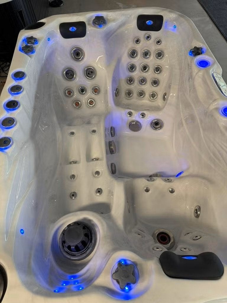 Luxe 3-Persoons Spa / Jacuzzi met Lounge – Plug & Play, Ophalen, Zo goed als nieuw, Trap, Vast