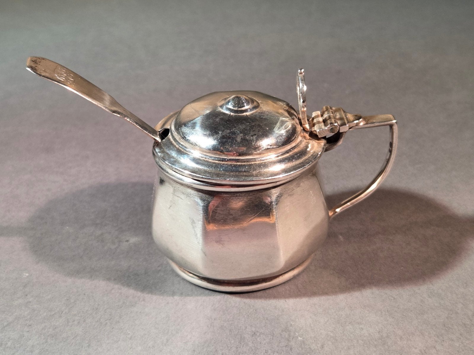 AD66 Zilveren mosterpotje of zoutvaatje met lepeltje, Ophalen of Verzenden, Zilver