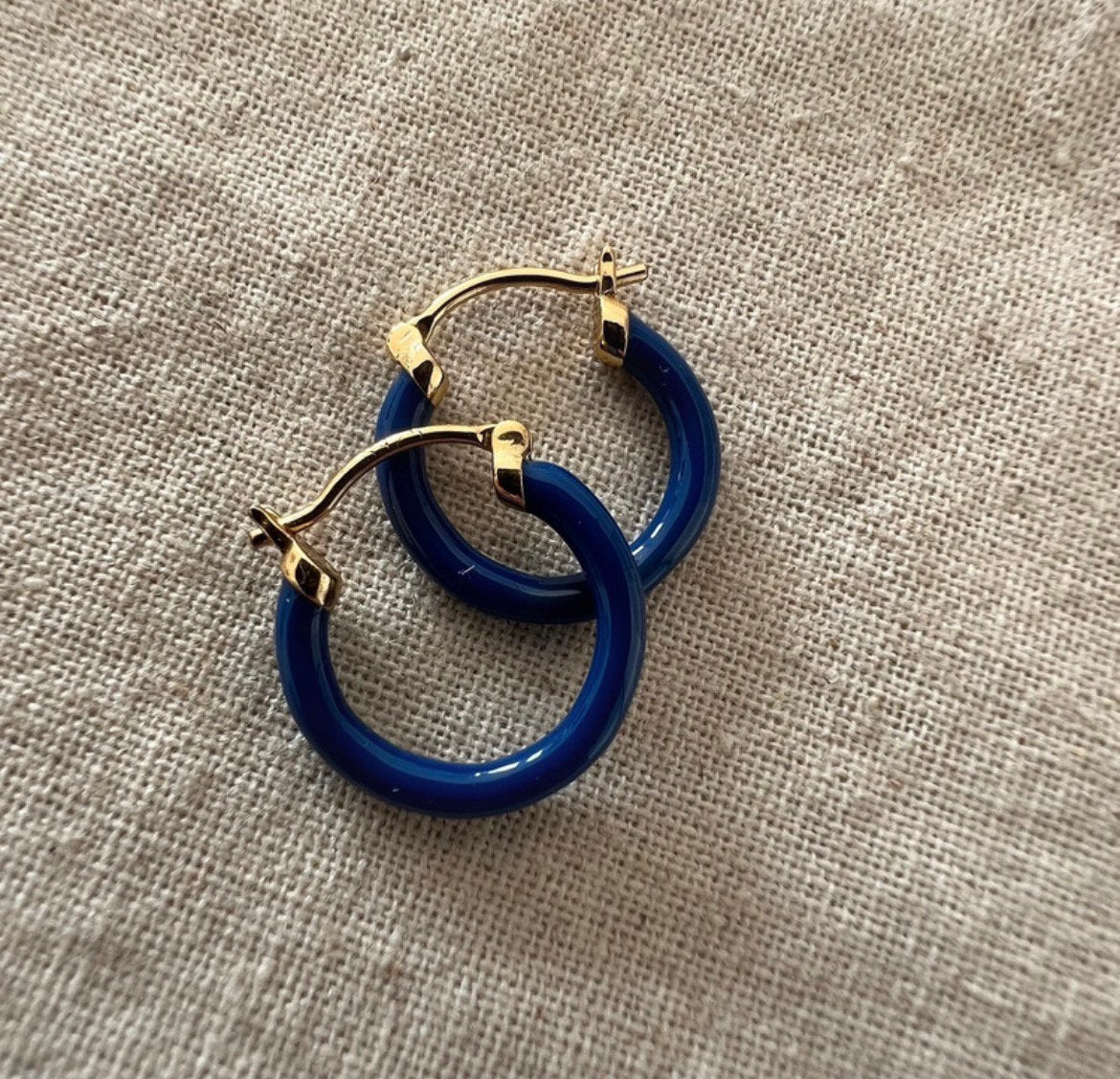 Anna + Nina goud vergulde zilveren 925 oorbellen emaille, Verzenden, Zo goed als nieuw, Zilver, Neuspiercing