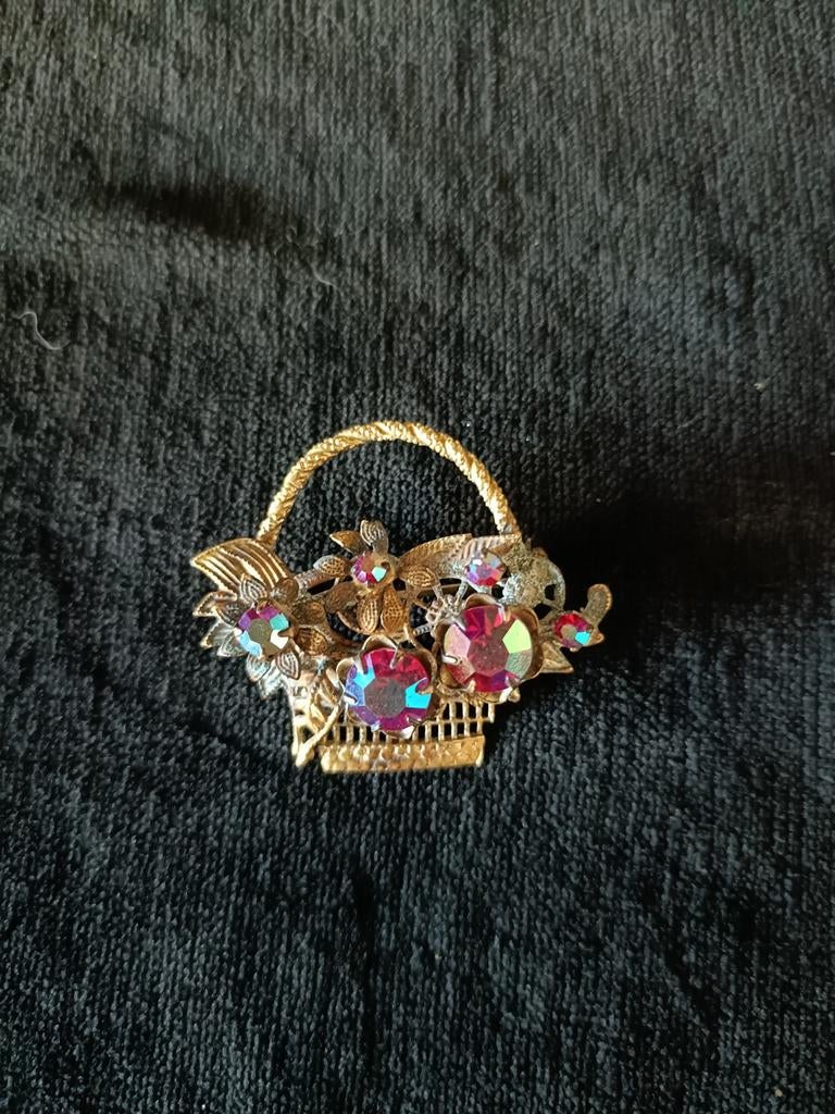 Vintage Jaren '60 Bloemenmand Broche met Rood/Roze Strass, Ophalen of Verzenden, Rood, Overige materialen