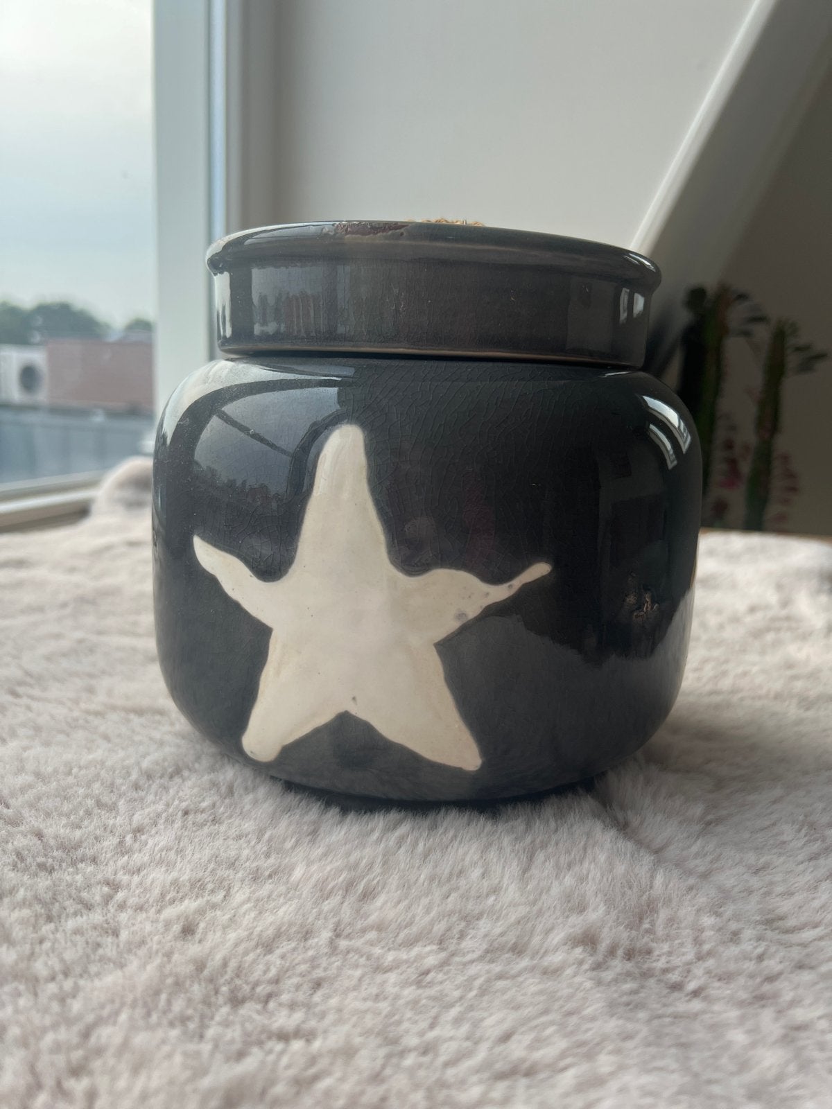 Donkergrijze pot met ster - Decoratieve opberger, Huis en Inrichting, Ophalen of Verzenden, Grijs, Steen/keramiek, Landelijk