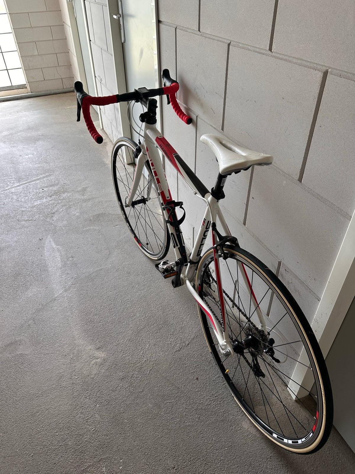 Bulls Harrier racefiets - Wit/Rood - Zo goed als nieuw, Fietsen en Brommers, 28 inch, Velgrem, Aluminium, Zo goed als nieuw