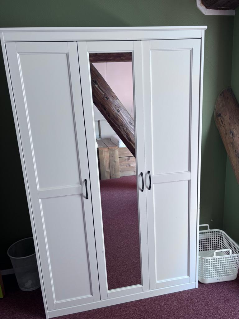 Witte ikea kledingkast met spiegel en hangruimte, Ophalen, Gebruikt, 100 tot 150 cm, 150 tot 200 cm