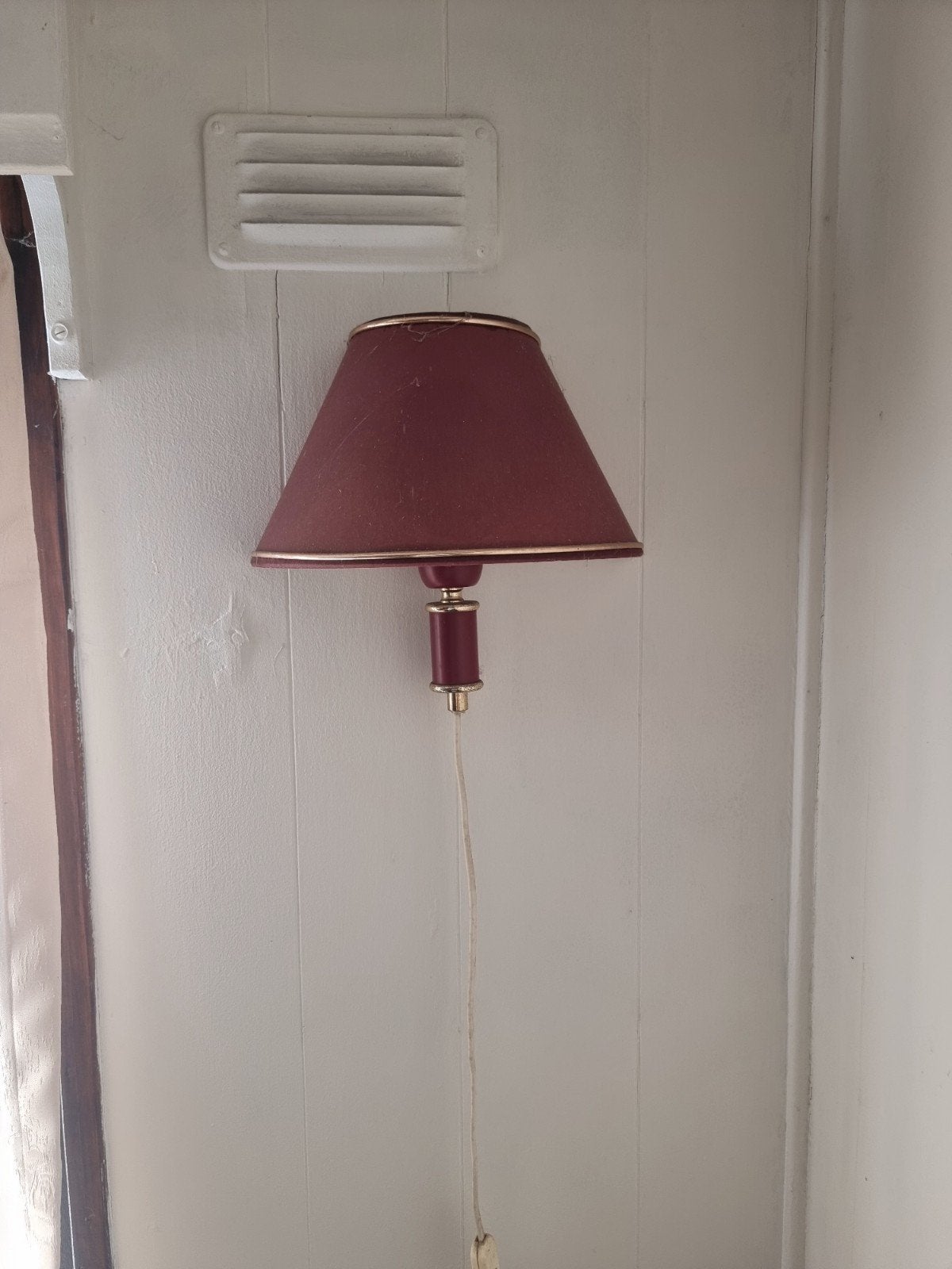 Vintage wandlamp met bordeauxrode kap, Rood, Metaal, Ophalen of Verzenden, Wandlamp