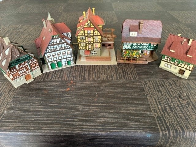 Kavel van 5 modelhuisjes N-spoor, Hobby en Vrije tijd, Modeltreinen | N-Spoor, Overige merken, Gebruikt, Gelijkstroom of Wisselstroom