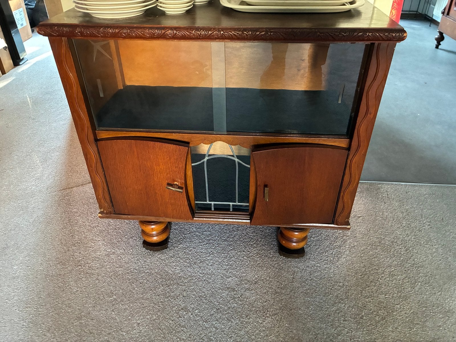 Antieke vitrinekast/dressoir met glas en houtsnijwerk, Ophalen