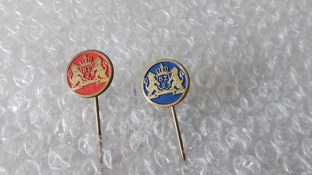 2 verschillende kleuren speldjes B.Z.Z margarine, Ophalen of Verzenden, Zo goed als nieuw, Overige onderwerpen