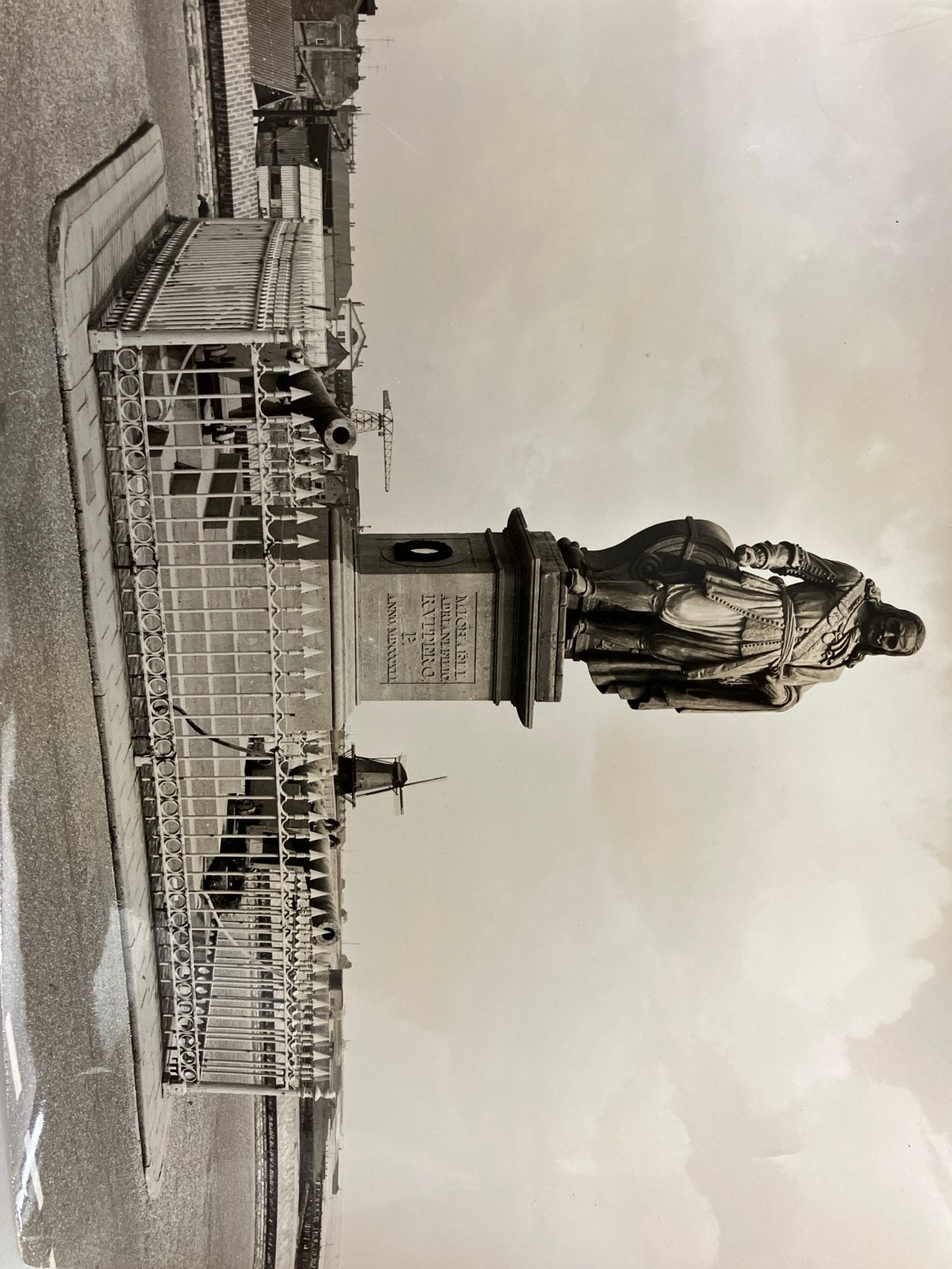 Grote foto Michiel de Ruyter met Oranje Molen Vlissingen, Gebruikt, Verzenden, Foto, Gebouw
