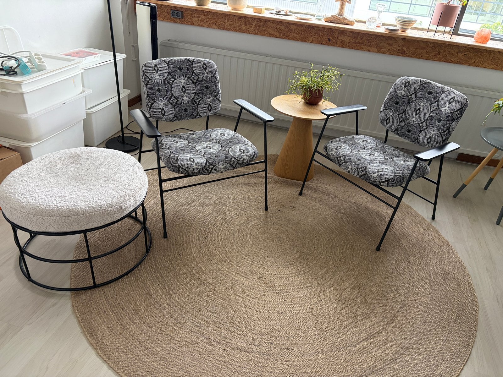 2 Retro stoelen +  poef - MOET WEG, Huis en Inrichting, Banken | Voetenbanken en Poefen, Ophalen, Minder dan 50 cm, Zo goed als nieuw