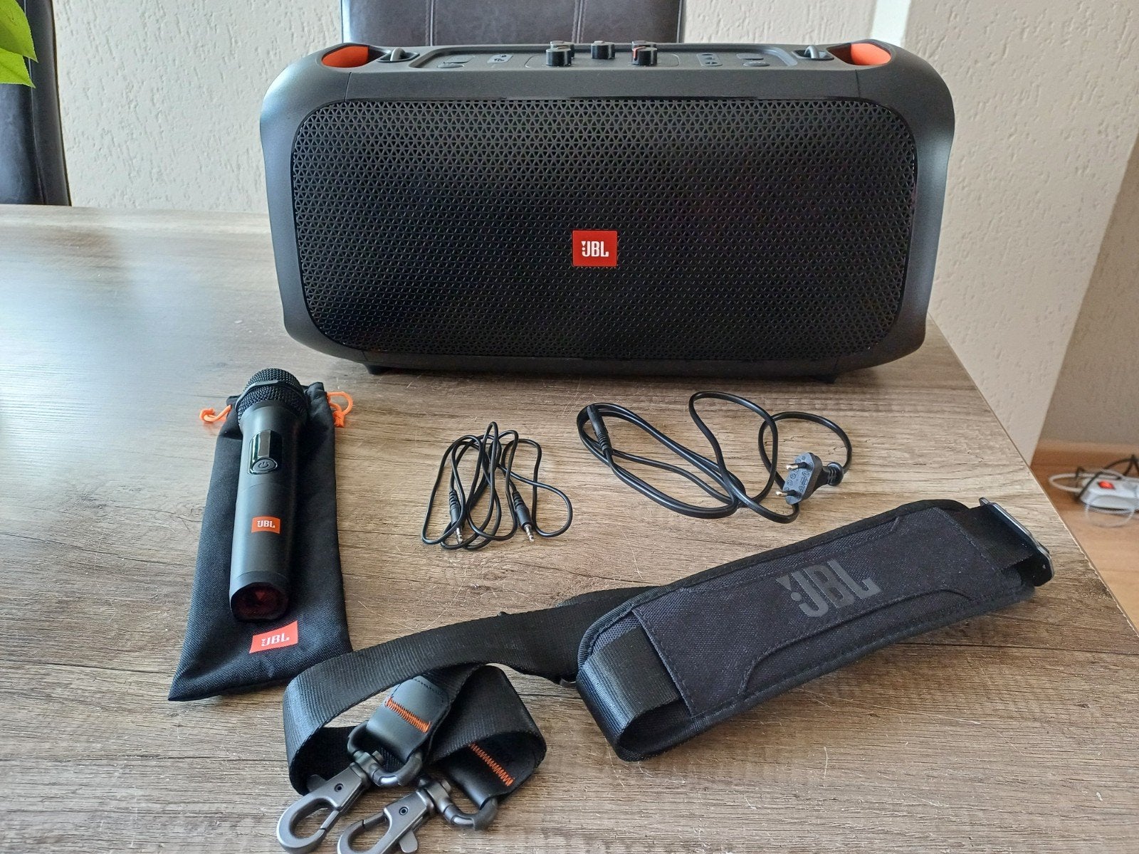 JBL Partybox On-The-Go met microfoon en accessoires