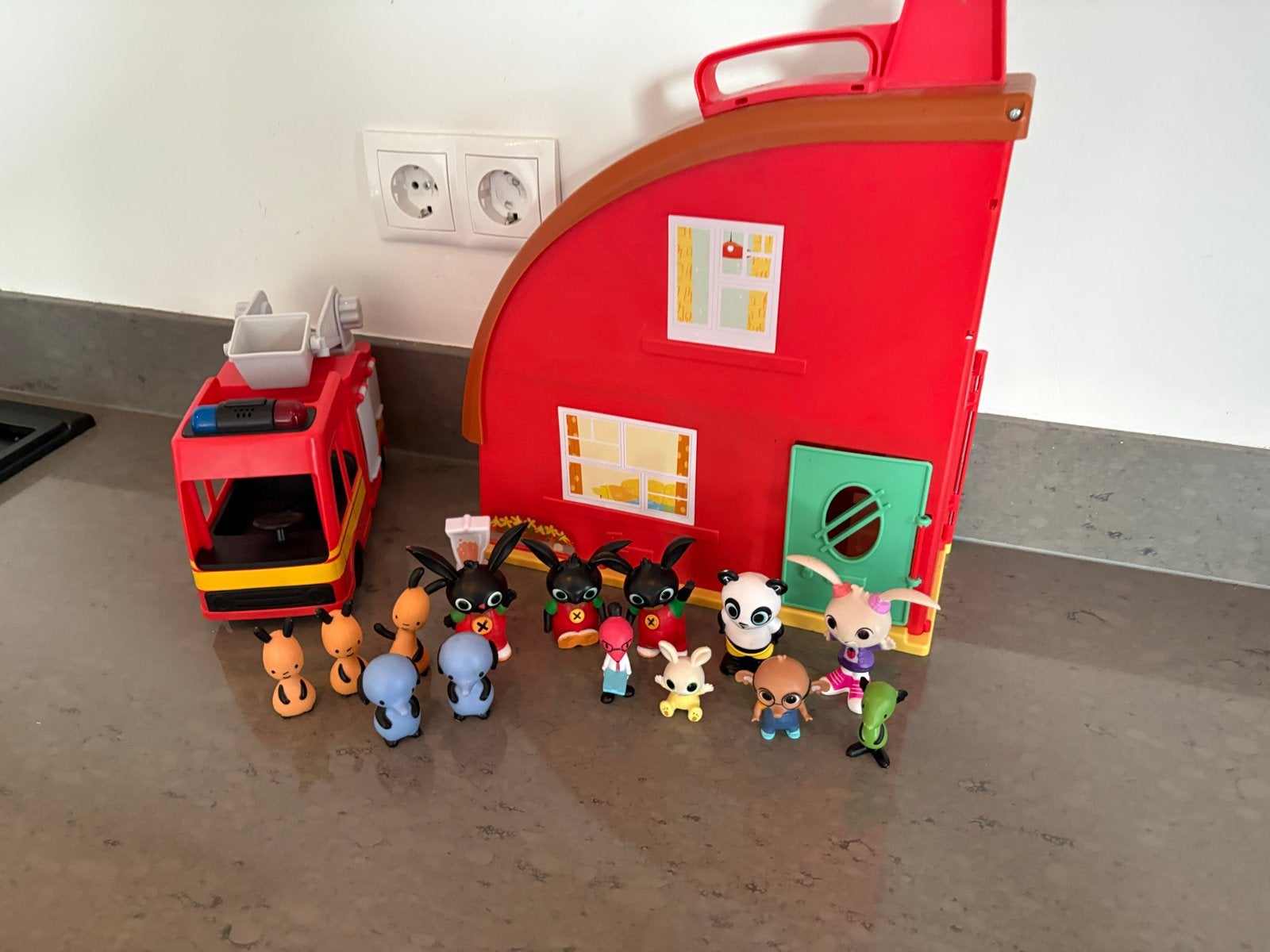 Bing huis met poppetjes en brandweerwagen