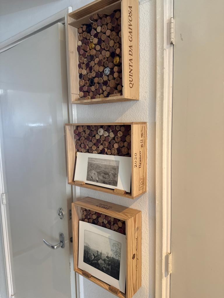Unieke wanddecoratie van wijnkisten en kurken, Gebruikt, Hout, Vintage, Decoratieobject
