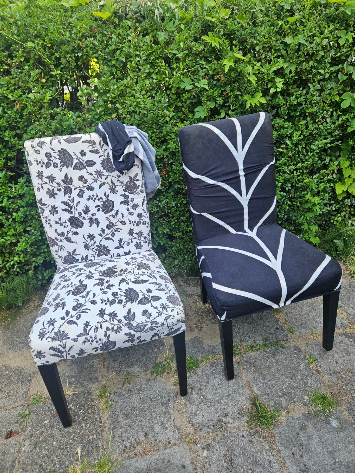 Twee stoelen met hoezen, zwart-wit, gebruikt, Ophalen, Gebruikt, Twee, Zwart