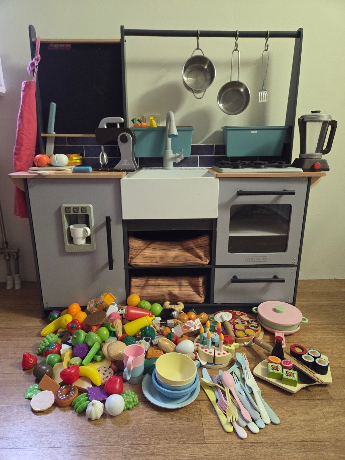 Speelkeuken bomvol accessoires, 65 euro (winkel 300), Ophalen