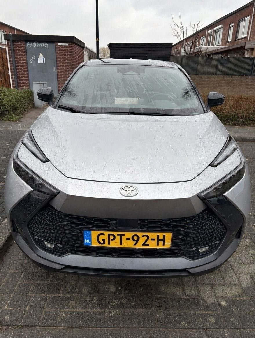 Toyota C-HR Hybrid 1.8 140pk CVT 2024 Grijs, Stof, 725 kg, 4 cilinders, Overige kleuren