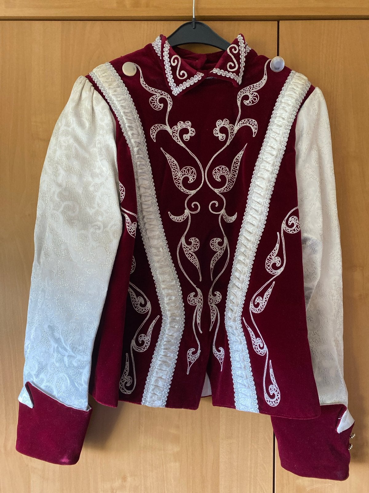 Jeugdprins pak Rood/Wit met Cape en Steek, Ophalen, Carnaval, Zo goed als nieuw, Kleding
